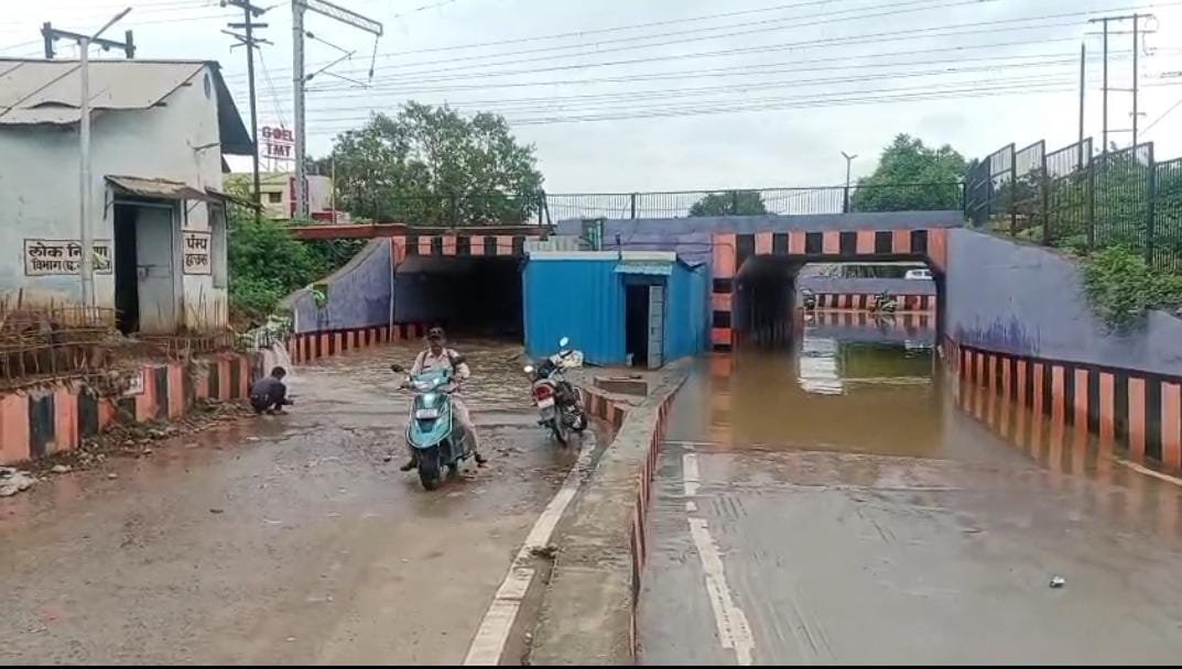 देखें VIDEO: रेलवे के अंडर ब्रिज सुविधा कम समस्या अधिक हो गए हैं देखें VIDEO: रेलवे के अंडर ब्रिज सुविधा कम समस्या अधिक हो गए हैं