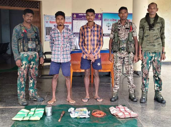 विस्फोटक सामान और औजारों संग दो नक्सली गिरफ्तार विस्फोटक सामान और औजारों संग दो नक्सली गिरफ्तार