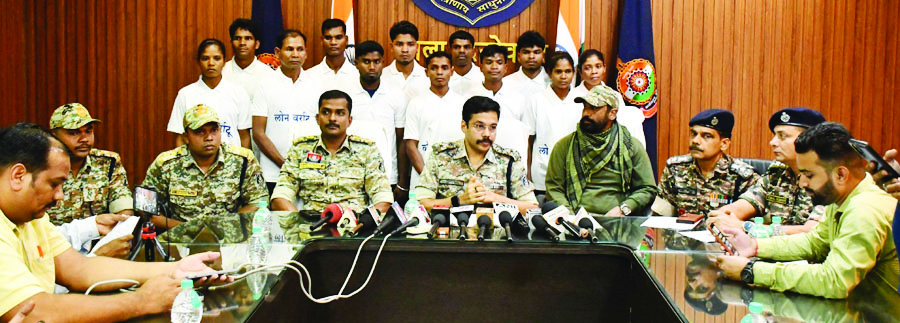 दर्जन भर नक्सलियों का समर्पण, 9 पर साढ़े 28 लाख का ईनाम दर्जन भर नक्सलियों का समर्पण, 9 पर साढ़े 28 लाख का ईनाम