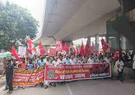 पश्चिम बंगाल में हड़ताल समर्थकों एवं पुलिस के बीच झड़प, सरकार ने अतिरिक्त सुरक्षा प्रबंध किए पश्चिम बंगाल में हड़ताल समर्थकों एवं पुलिस के बीच झड़प, सरकार ने अतिरिक्त सुरक्षा प्रबंध किए