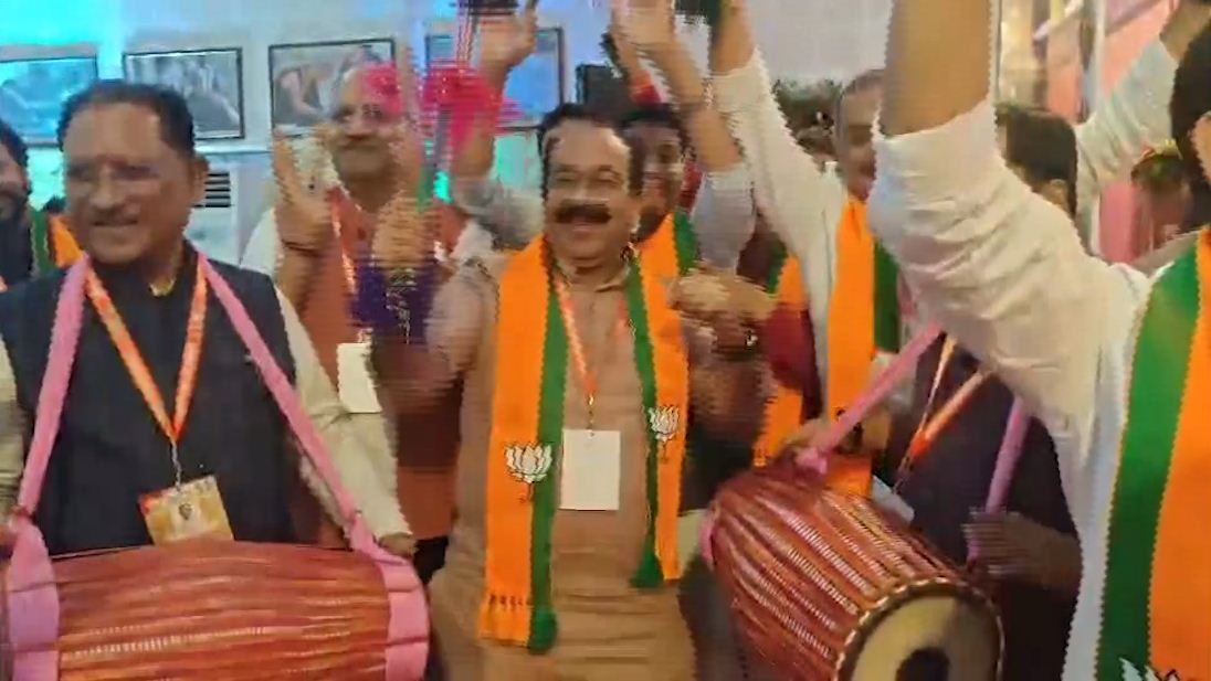 देखें VIDEO : मंत्रियों संग थिरके सीएम