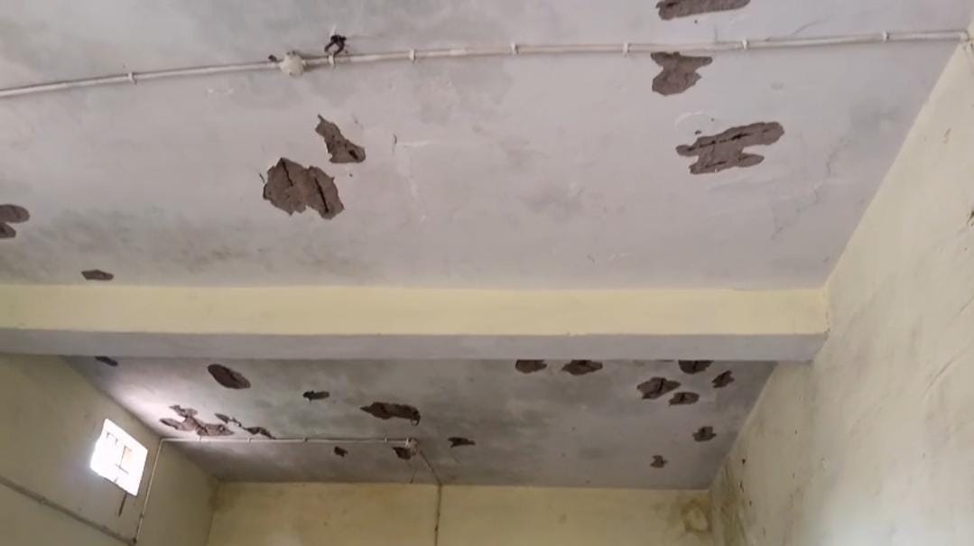 छत से प्लास्टर गिर रहा, नीचे घुटनों तक पानी, बच्चों और पालकों ने मंत्री बंगला घेरा छत से प्लास्टर गिर रहा, नीचे घुटनों तक पानी, बच्चों और पालकों ने मंत्री बंगला घेरा