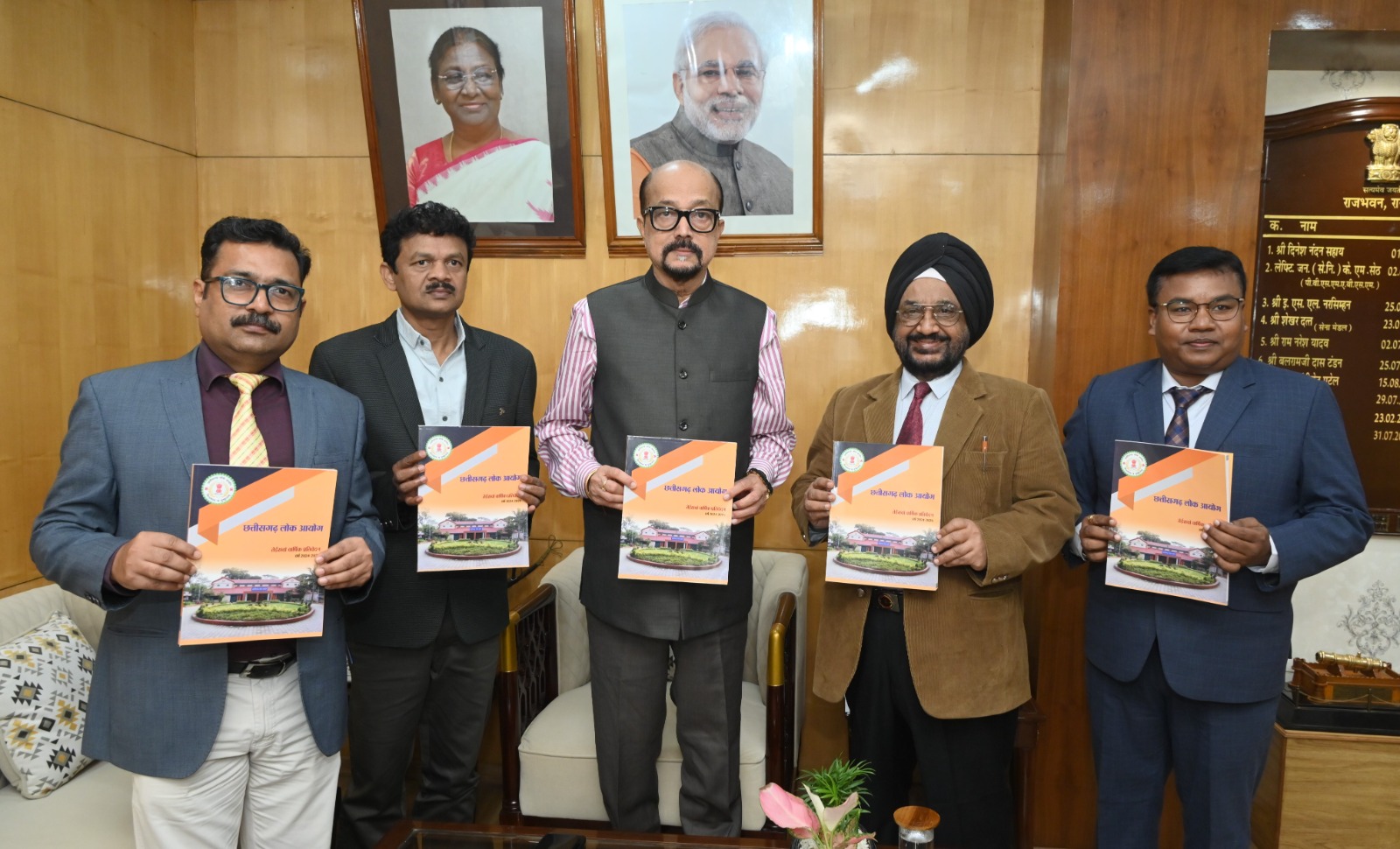 राज्यपाल को लोकायुक्त ने सौंपा वार्षिक प्रतिवेदन राज्यपाल को लोकायुक्त ने सौंपा वार्षिक प्रतिवेदन