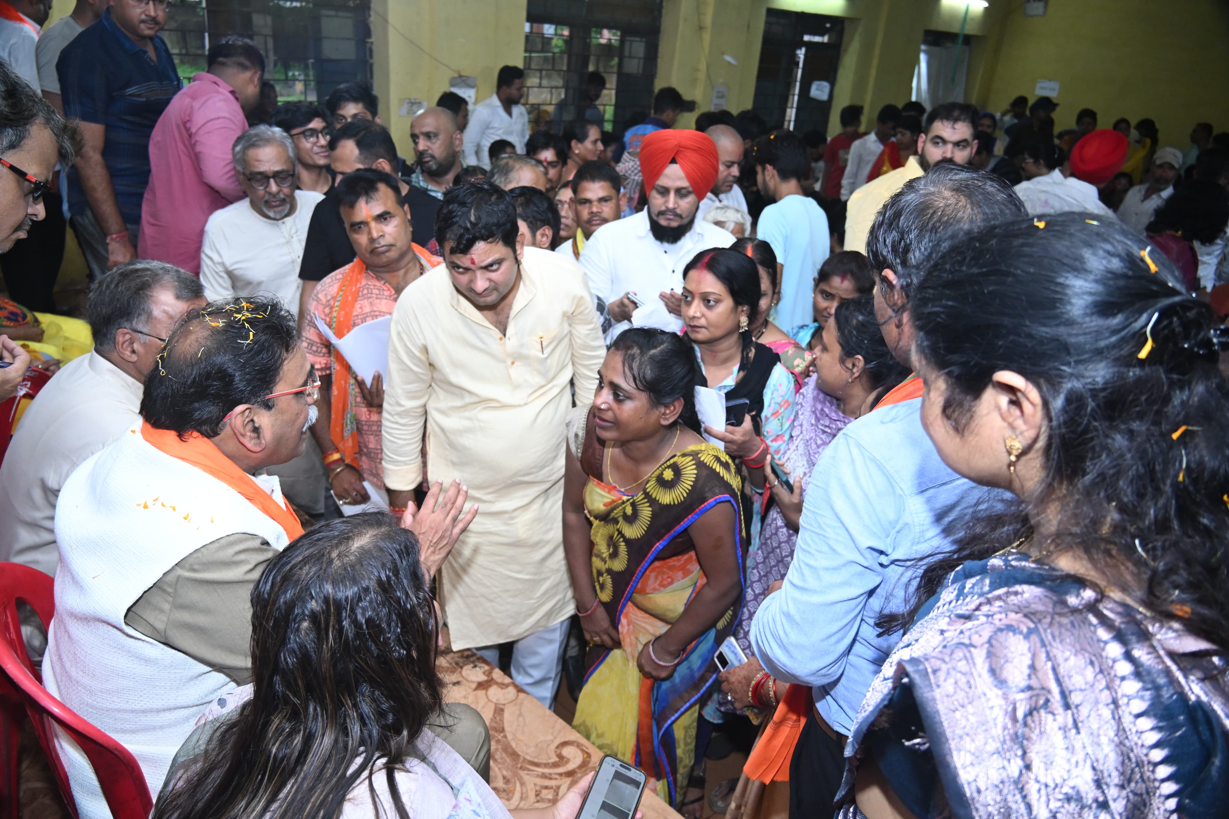 मूणत की हीरापुर में जनचौपाल, सड़क-नाली नहीं बनी तो कैमरे से पकड़ूंगा मूणत की हीरापुर में जनचौपाल, सड़क-नाली नहीं बनी तो कैमरे से पकड़ूंगा