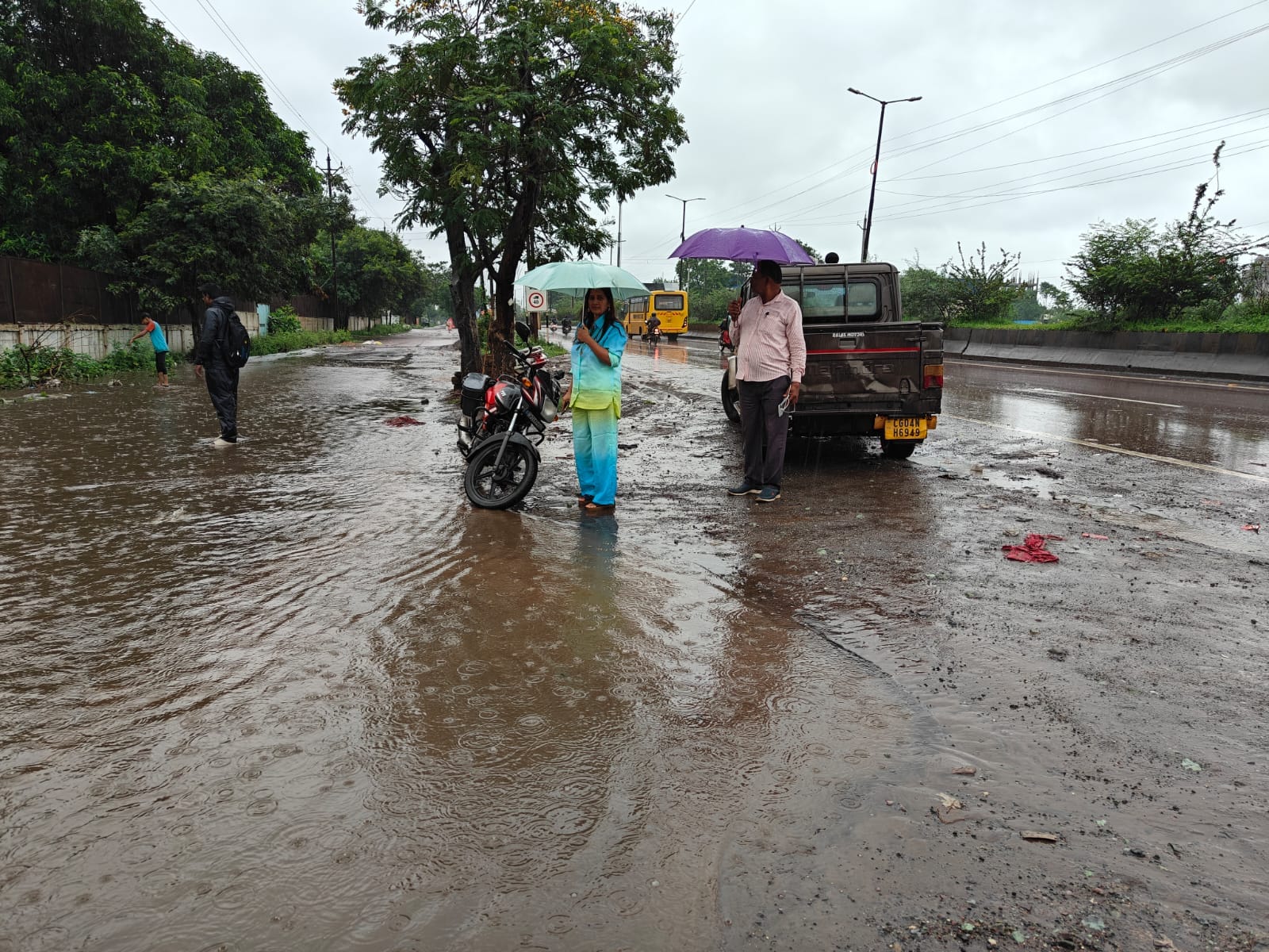 पूरे शहर में जलभराव निगम महापौर और चारों विधायक कहां है? पूरे शहर में जलभराव निगम महापौर और चारों विधायक कहां है?