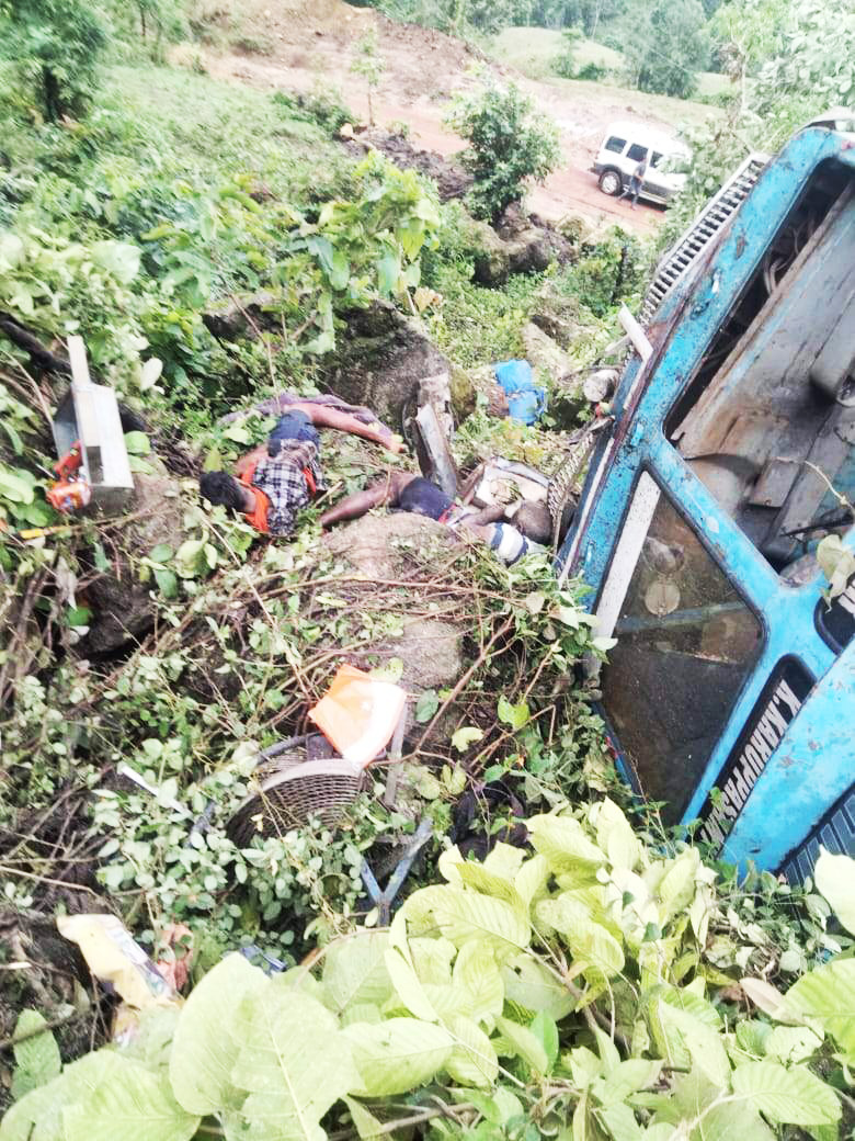 बेकाबू बोर गाड़ी खाई में, 4 लाश बरामद, 4 जख्मी
