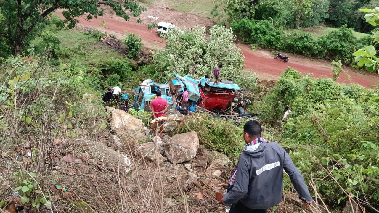 बेकाबू बोर गाड़ी खाई में, 5 मौतें, 4 जख्मी