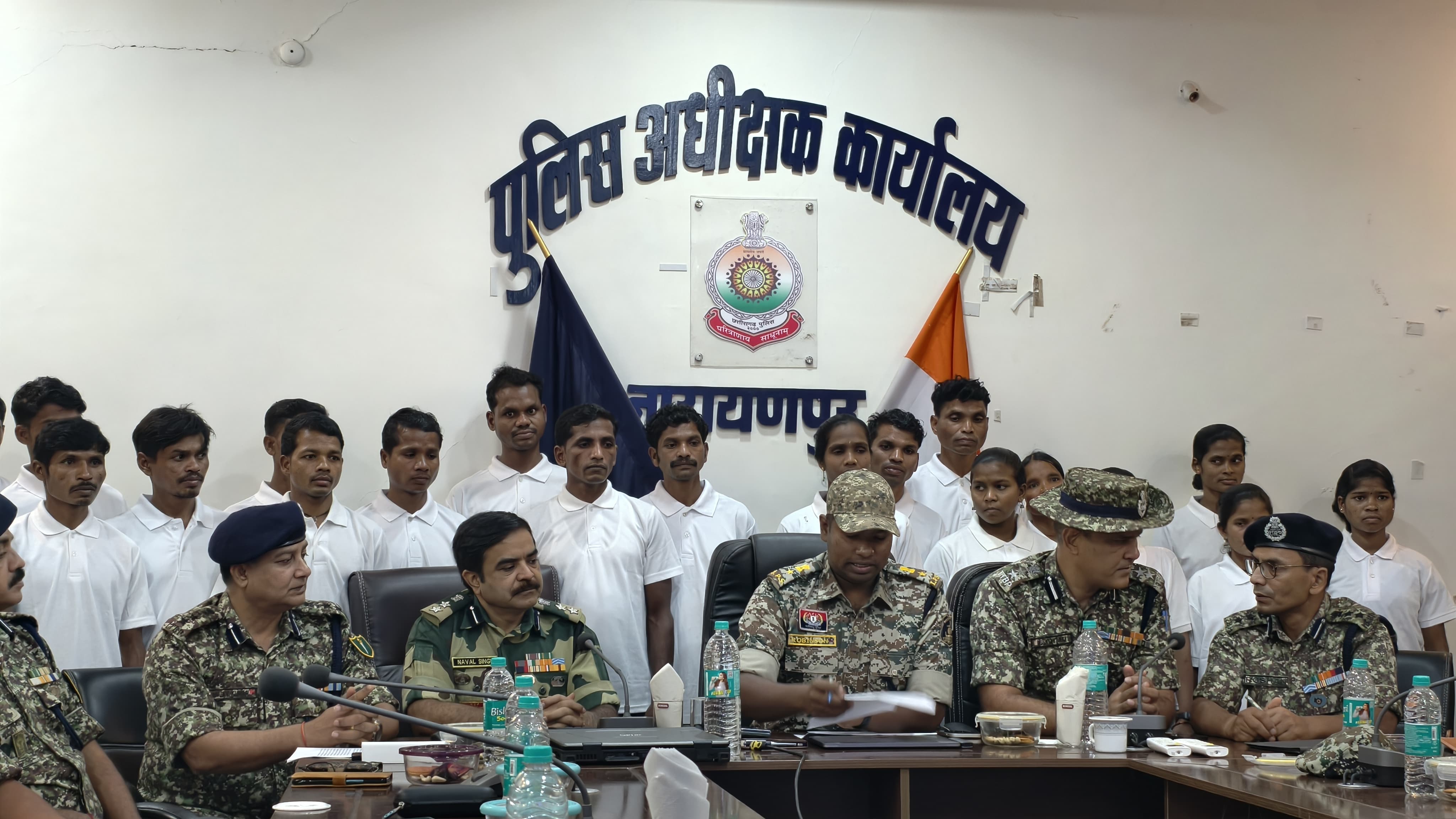 8 महिला समेत 14 नक्सलियों का समर्पण 8 महिला समेत 14 नक्सलियों का समर्पण