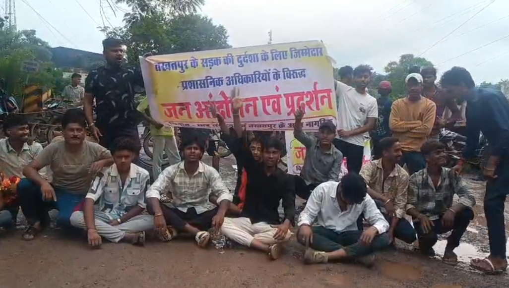 चक्काजाम में फंसा मंत्री का काफिला, 12 छात्र गिरफ्तार चक्काजाम में फंसा मंत्री का काफिला, 12 छात्र गिरफ्तार