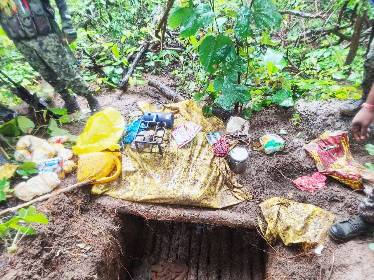 जंगल में तीन जगह डंप नक्सल सामान बरामद जंगल में तीन जगह डंप नक्सल सामान बरामद