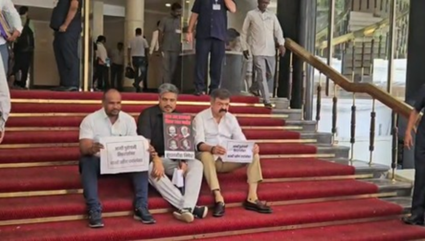 महाराष्ट्र विधानसभा की सीढ़ियों पर विपक्ष का मौन प्रदर्शन, सरकार की नीतियों पर जताई नाराजगी महाराष्ट्र विधानसभा की सीढ़ियों पर विपक्ष का मौन प्रदर्शन, सरकार की नीतियों पर जताई नाराजगी