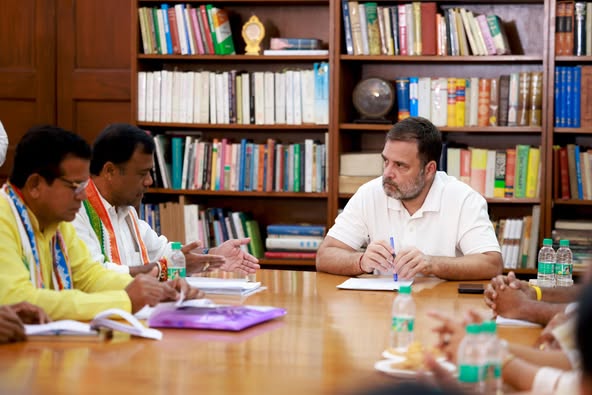 आदिवासी इलाकों में खदान आबंटन-जनगणना पर राहुल ने की चर्चा आदिवासी इलाकों में खदान आबंटन-जनगणना पर राहुल ने की चर्चा