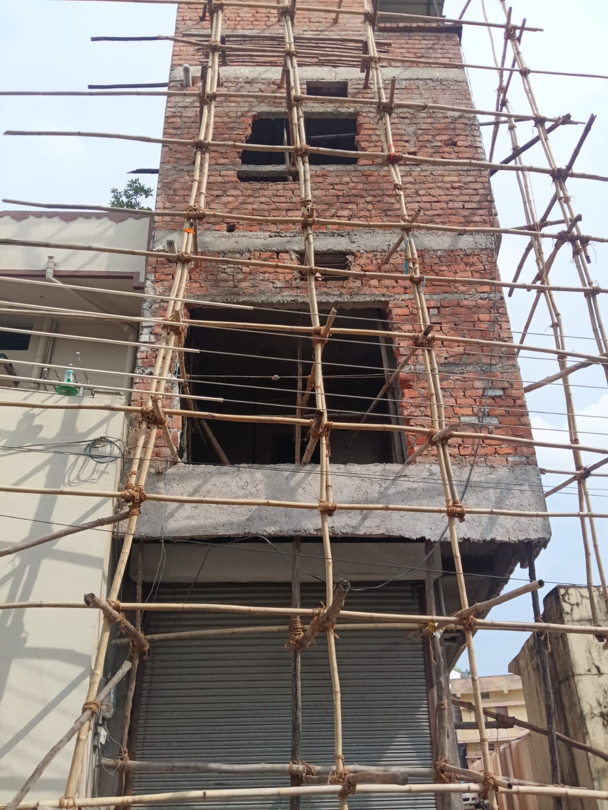एक निर्माणाधीन मकान में काम कर रहे एक मजदूर की मौत, दूसरा गंभीर एक निर्माणाधीन मकान में काम कर रहे एक मजदूर की मौत, दूसरा गंभीर