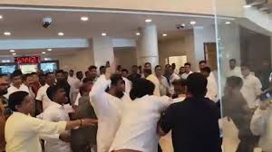 महाराष्ट्र विधानसभा परिसर में हंगामा, बीजेपी और एनसीपी समर्थकों के बीच हाथापाई