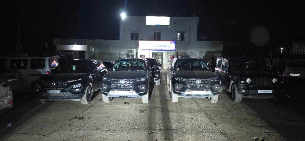 हाईकोर्ट ने लगाई फटकार तो पुलिस ने रातों-रात जब्त की गाड़ियां, बताया- गिरफ्तारी भी होगी हाईकोर्ट ने लगाई फटकार तो पुलिस ने रातों-रात जब्त की गाड़ियां, बताया- गिरफ्तारी भी होगी