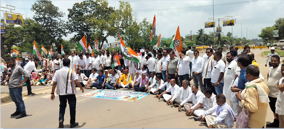 ईडी की कार्रवाई के विरोध में कांग्रेसियों का चक्काजाम ईडी की कार्रवाई के विरोध में कांग्रेसियों का चक्काजाम