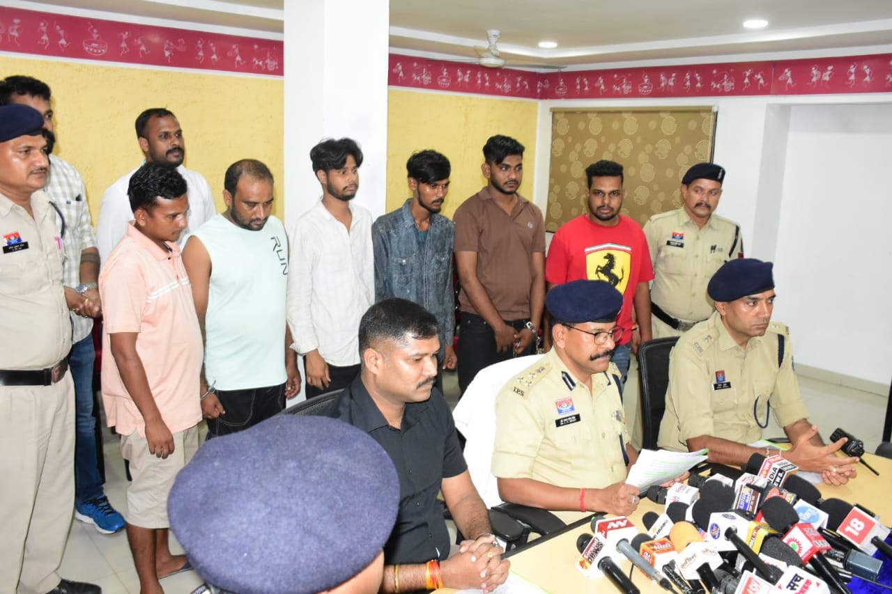 चोरी के फोन से आनलाइन रकम ट्रांसफर करने वाला साहेबगंज गिरोह गिरफ्तार चोरी के फोन से आनलाइन रकम ट्रांसफर करने वाला साहेबगंज गिरोह गिरफ्तार