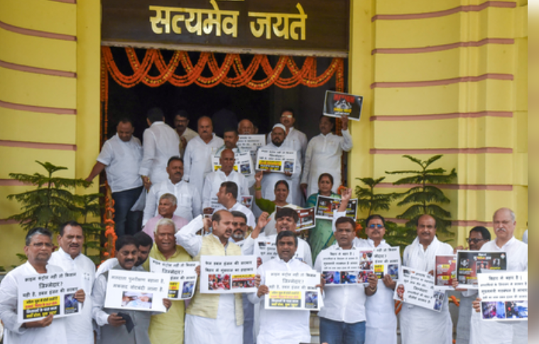 बिहार विधानसभा में विपक्ष का हंगामा, कार्यवाही दोपहर 2 बजे तक स्थगित बिहार विधानसभा में विपक्ष का हंगामा, कार्यवाही दोपहर 2 बजे तक स्थगित