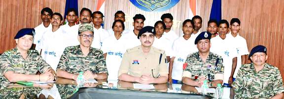 17 लाख के 5 ईनामी सहित 16 नक्सलियों का समर्पण