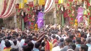 मथुरा-वृंदावन में हरियाली तीज पर ठाकुर जी के दर्शन को श्रद्धालुओं की भारी भीड़ उमड़ी मथुरा-वृंदावन में हरियाली तीज पर ठाकुर जी के दर्शन को श्रद्धालुओं की भारी भीड़ उमड़ी