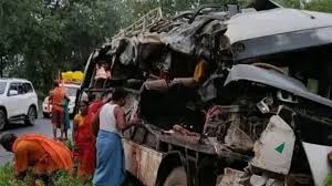 झारखंड: देवघर में बस और ट्रक की टक्कर, कांवड़ यात्रियों समेत 5 की मौत झारखंड: देवघर में बस और ट्रक की टक्कर, कांवड़ यात्रियों समेत 5 की मौत