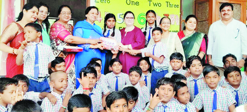 वोकल फॉर लोकल के तहत महिला कैट ने रक्षाबंधन पर संस्थानों में राखियों एवं मिठाइयों का किया वितरण