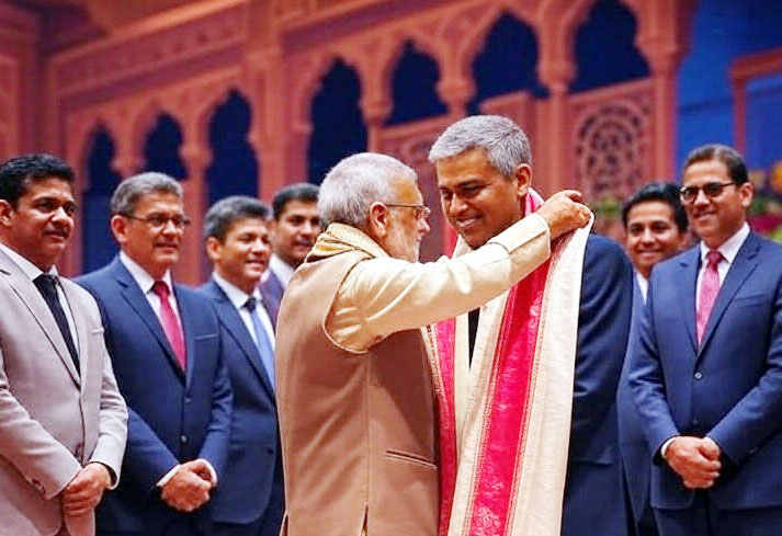 ‘छत्तीसगढ़’ का  संपादकीय : मंच किसे दें, और मंच पर सम्मान किसका करें, सोचें