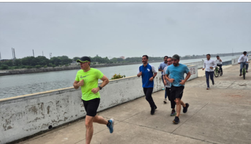 उमर अब्दुल्ला ने की अहमदाबाद के साबरमती रिवरफ्रंट की सैर, अटल ब्रिज को बताया अद्भुत 