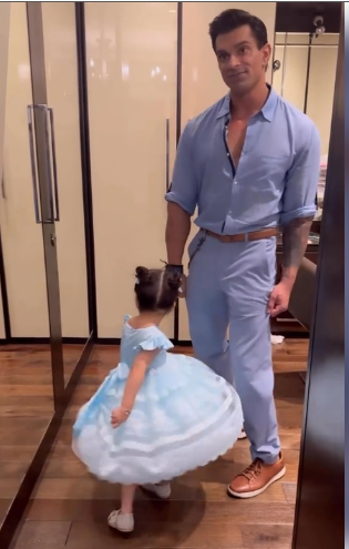 बेटी के रंग में रंगे करण सिंह ग्रोवर, बिपाशा बोलीं- 'मिस्टर माचो की दुनिया बदली' 