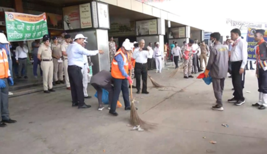 नई दिल्ली रेलवे स्टेशन पर स्वच्छता अभियान की शुरुआत