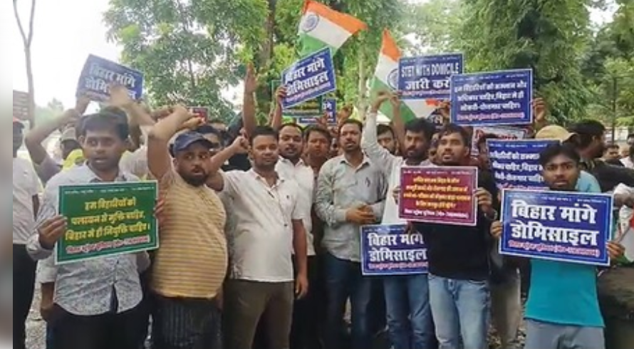पटना: डोमिसाइल नीति की मांग को लेकर छात्रों का प्रदर्शन