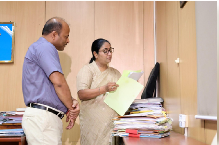 आईएसबीटी में गंदगी देख सीएम रेखा गुप्ता को आया गुस्सा, कर्मचारियों से किया नए ऑफिस का वादा 