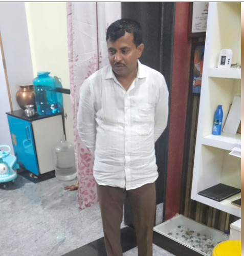 15 हजार मासिक वेतन वाला पूर्व क्लर्क निकला करोड़पति, छापेमारी मिले सोना-चांदी और 24 मकान 