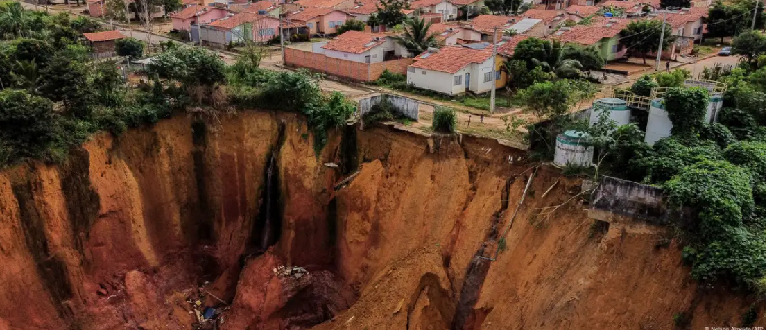 क्यों धंस रही है हमारी धरती और बन रहे हैं बड़े-बड़े गड्ढे