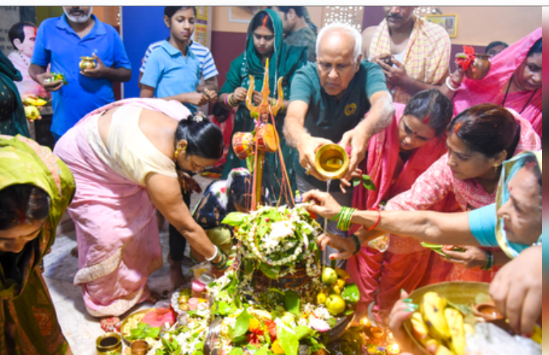 एनसीआर में काले बादलों का डेरा, सावन के अंतिम सोमवार पर मंदिरों में श्रद्धालुओं का आगमन