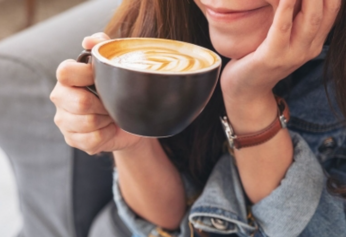 महिलाओं की सेहत के लिए सही नहीं रात में कॉफी पीना : शोध