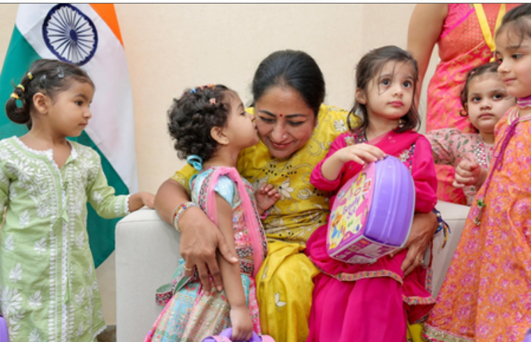 दिल्ली: स्कूली बच्चों के बीच सीएम रेखा गुप्ता ने मनाया राखी का त्योहार 