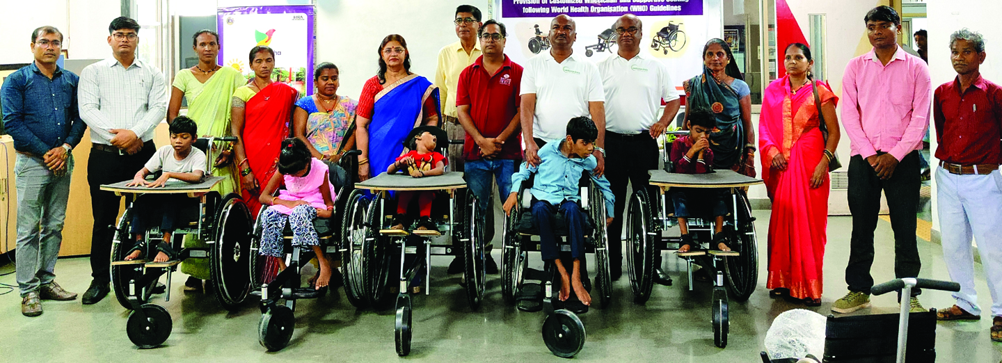 मल्टीपल डिसेबिलिटी ग्रसितों को आत्मनिर्भर बनाने आकांक्षा लायंस इंस्टीट्यूट ने की व्हीलचेयर वितरित
