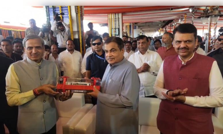 नागपुर-पुणे वंदे भारत को पीएम मोदी ने दिखाई हरी झंडी, सीएम फडणवीस और केंद्रीय मंत्री गडकरी ने यात्रियों से किया संवाद