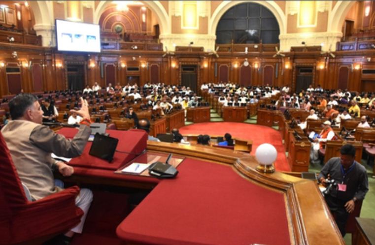 विधानमंडल मानसून सत्र: समाजवादी पार्टी ने किया हंगामा 