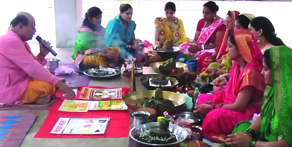 कमल विहार रेसीडेंशियल कोऑपरेटिव सोसाइटी के महिला मंडल ने शिवलिंग का किया रुद्राभिषेक 