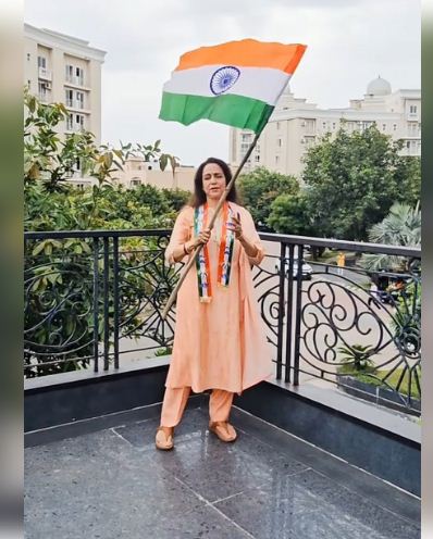 हेमा मालिनी का देशभक्ति भरा अंदाज, 'वंदे मातरम्' की गूंज के साथ लहराया तिरंगा 