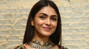 मृणाल ठाकुर ने बिपाशा बसु के शरीर के बारे में की गई अपनी टिप्पणी को लेकर माफी मांगी