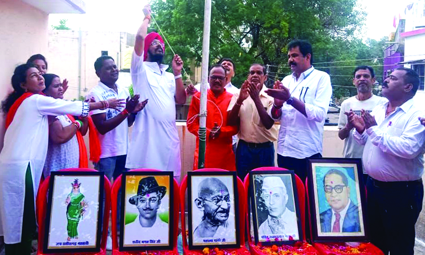 सांईं नगर और पंडरी में जुनेजा ने किया ध्वजारोहण