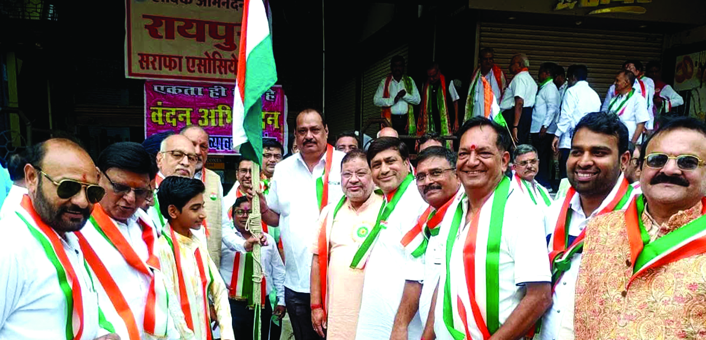 विधायक सोनी ने किया रायपुर सराफा में ध्वजारोहण