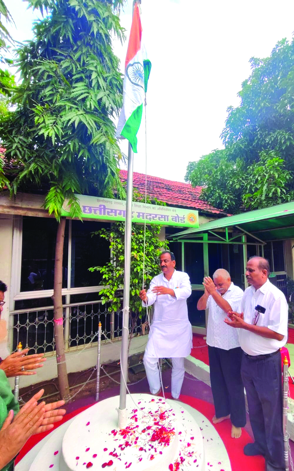 मदरसा बोर्ड सहित प्रदेश के मदरसों में हुआ ध्वजारोहण