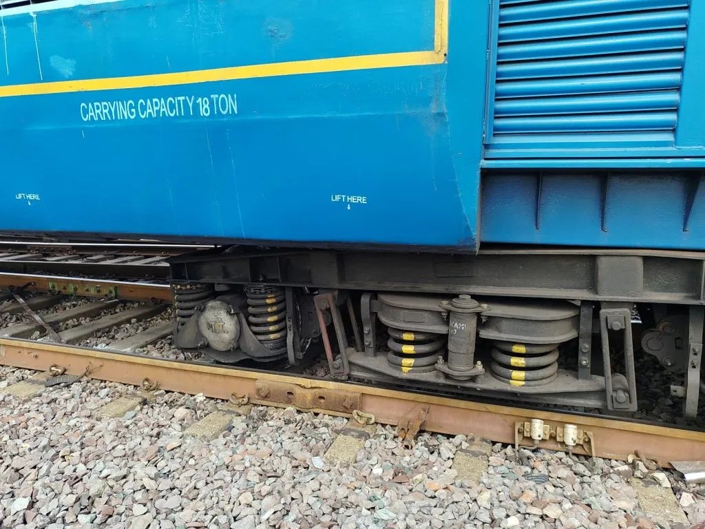 उरकुरा स्टेशन के पास मालगाड़ी पटरी से उतरी 