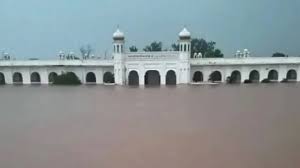 पाकिस्तान: गुरुद्वारा करतारपुर साहिब में बाढ़ का पानी घुसा, 18 श्रद्धालु समेत लगभग 100 लोग फंसे