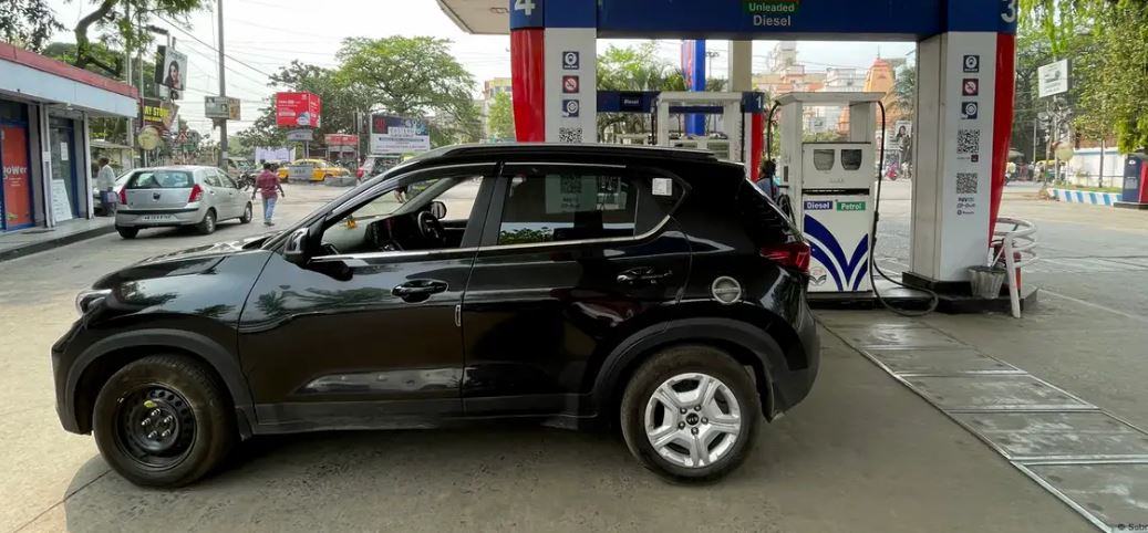 एथेनॉल मिले पेट्रोल को लेकर परेशान लोग