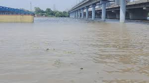 दिल्ली में यमुना का जलस्तर लगातार बढ़ रहा, लोगों को निकालने का काम जारी